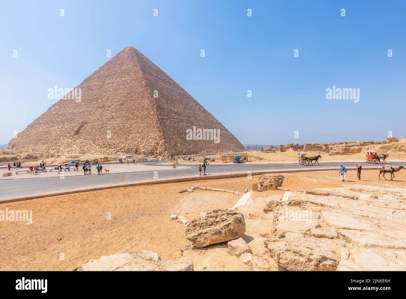 Giza, Egipto; 4 de agosto de 2022 - Una vista de la enorme pirámide de Cheops, Giza, Egipto. Foto de stock