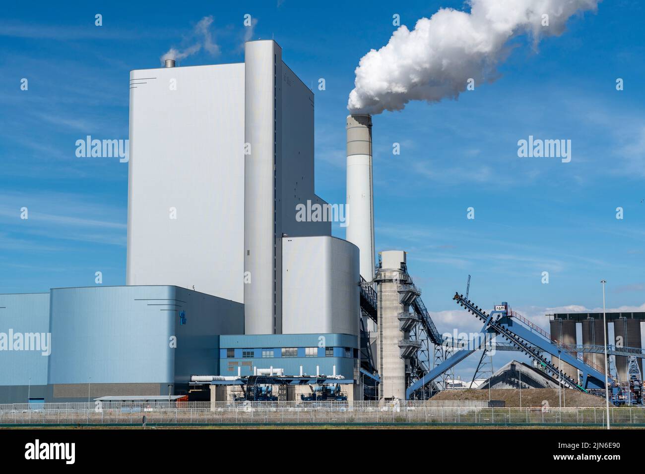 Central eléctrica Uniper Maasvlakte , central eléctrica a carbón, en el puerto marítimo de Rotterdam, Países Bajos, puerto de alta mar Maasvlakte 2, en una capa artificial Foto de stock