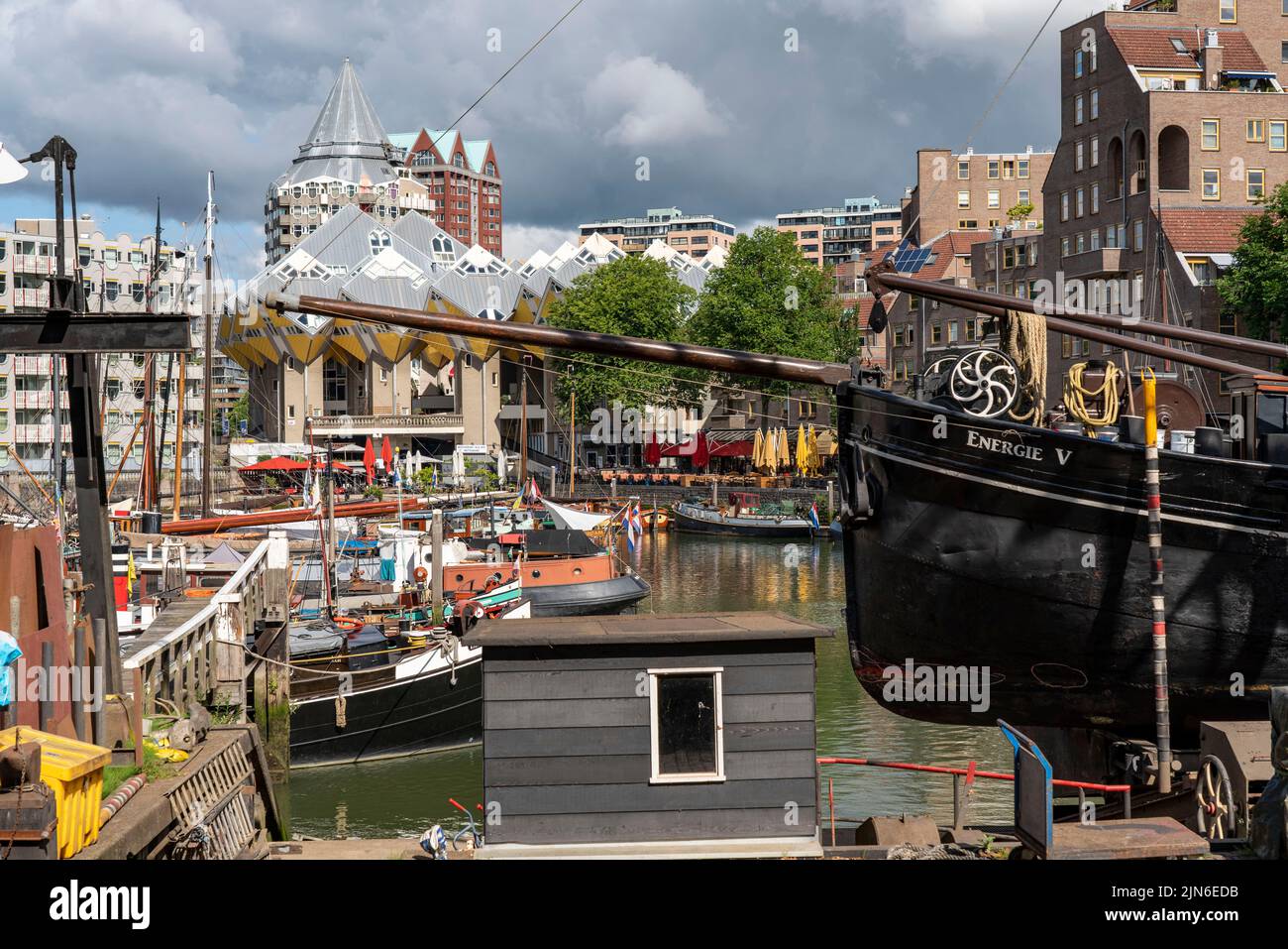 Centro de Rotterdam, Oudehaven, puerto histórico, barcos históricos, casas de cubos, Flat, cubo de Kijk por el arquitecto holandés Piet Blom, Países Bajos, Foto de stock