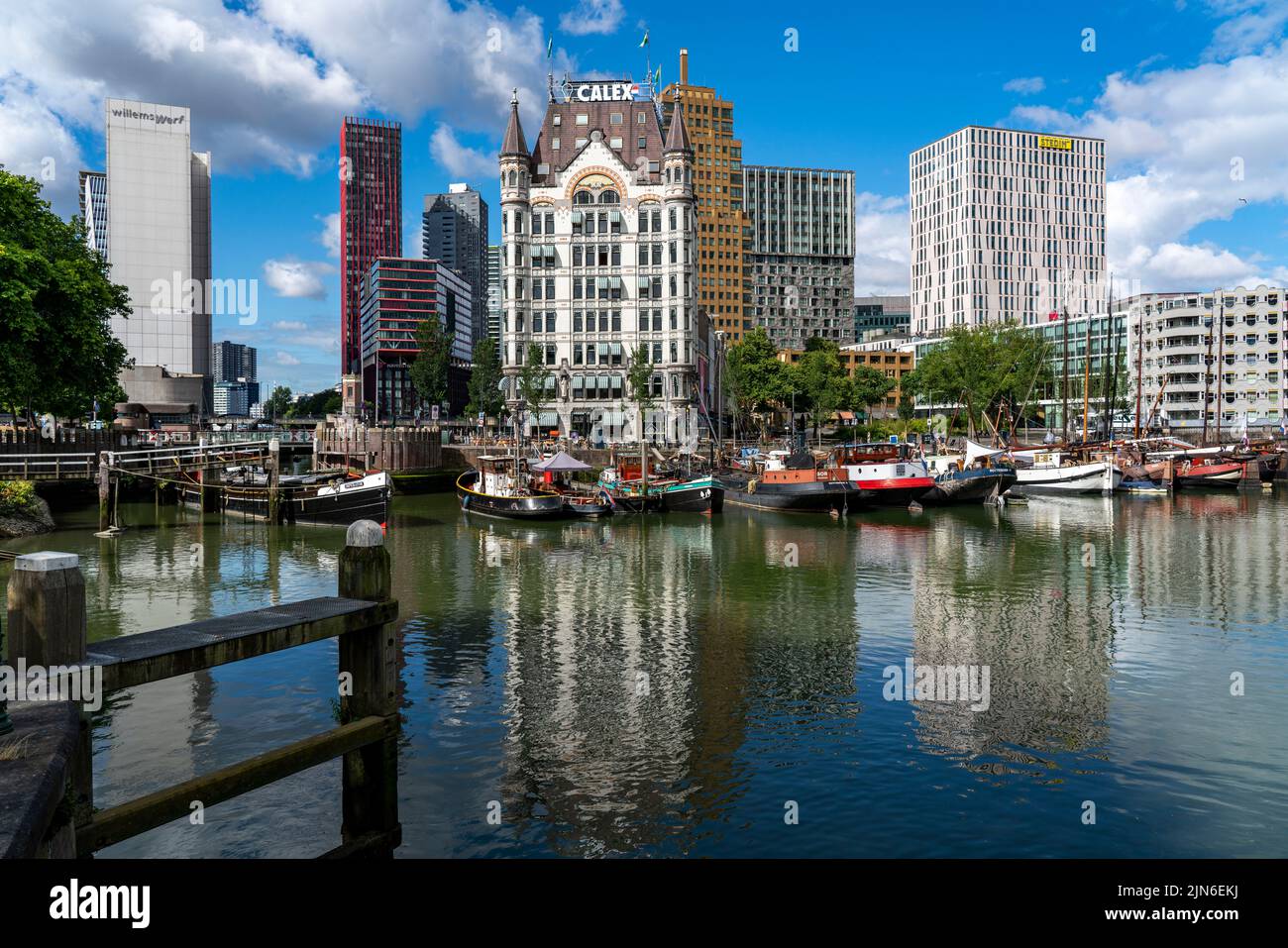 Centro de Rotterdam, Oudehaven, puerto histórico, barcos históricos, ciudad moderna telón de fondo, Países Bajos, Foto de stock