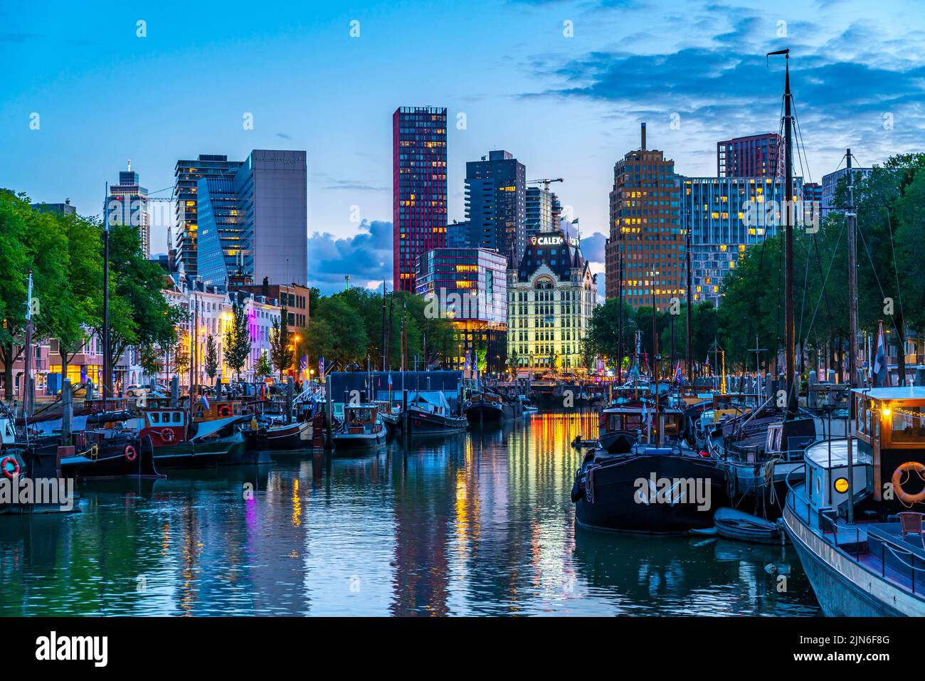 Centro de Rotterdam, Oudehaven, puerto histórico, la Casa Blanca, edificio histórico de oficinas, Barcos históricos, ciudad moderna telón de fondo, Países Bajos, Foto de stock