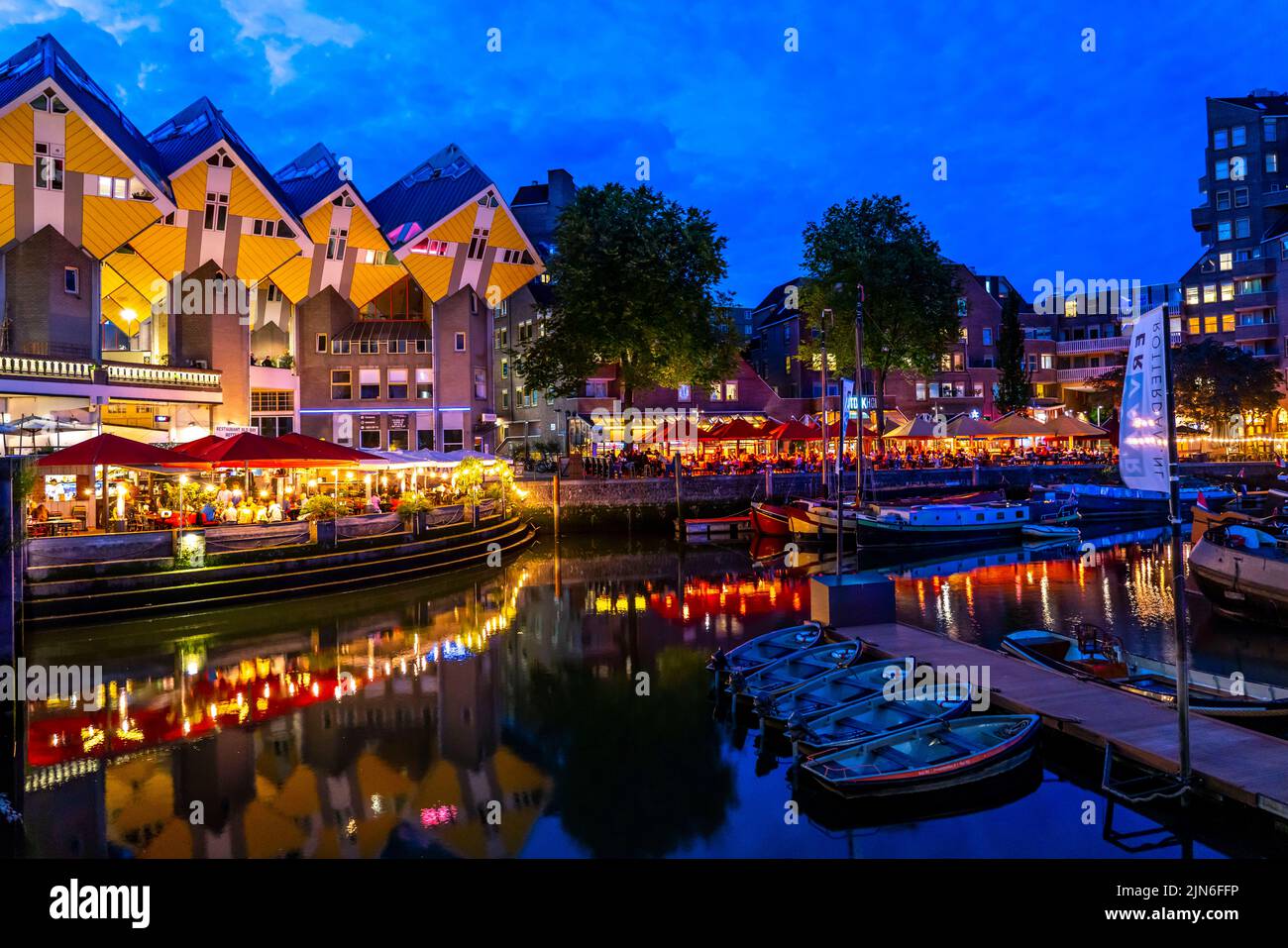 Centro de Rotterdam, Oudehaven, puerto histórico, barcos históricos, casas de cubos, Flat, cubo de Kijk por el arquitecto holandés Piet Blom, Países Bajos, Foto de stock