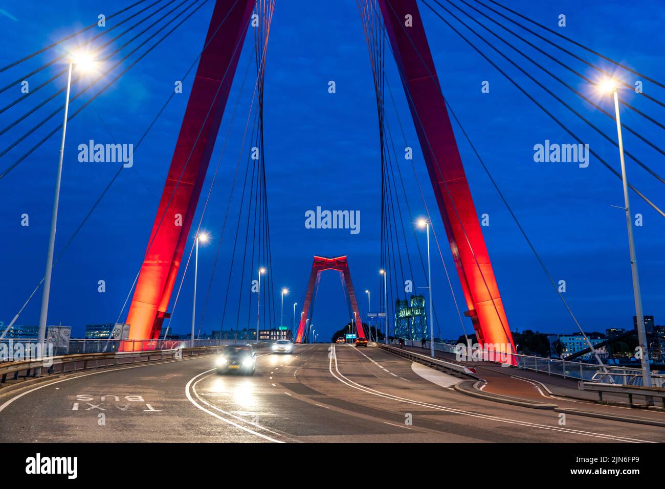 El horizonte de Rotterdam, en el Nieuwe Maas, río, Willemsbrug, puente, Países Bajos Foto de stock