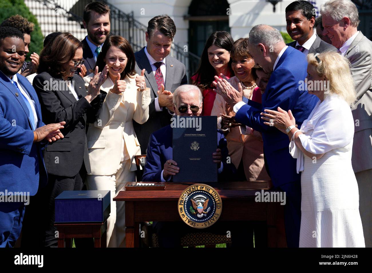 El presidente de los Estados Unidos Joe Biden firma la LEY CHIPS and Science Act durante una ceremonia en el South Lawn de la Casa Blanca en Washington el 9 de agosto de 2022. Foto: Yuri Gripas/ABACAPRESS.COM Foto de stock