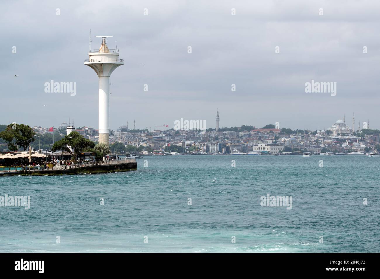 Estambul, Turquía: Faro moderno en el Bósforo. El Bósforo es un estrecho natural y una vía navegable de importancia internacional Foto de stock