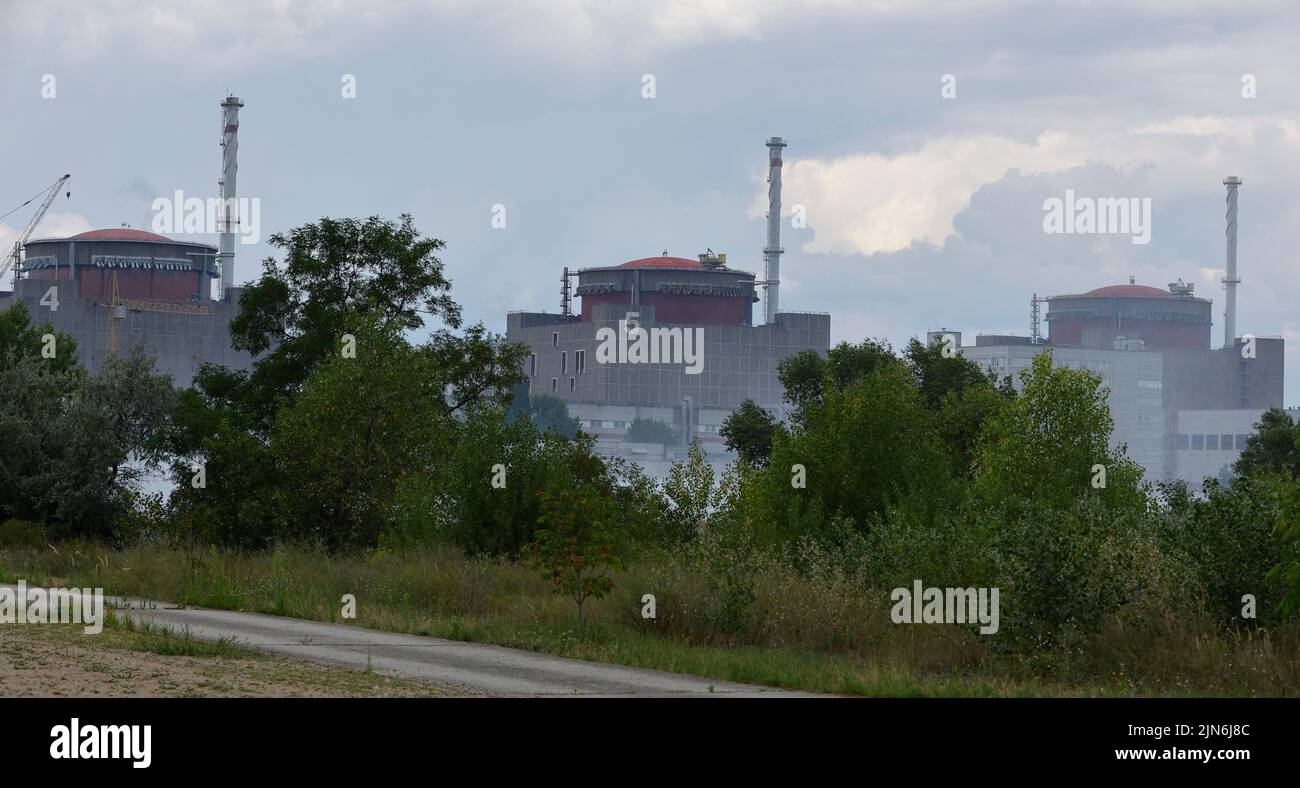 Zaporizhzhia. 4th de Ago de 2022. Foto tomada el 4 de agosto de 2022 muestra la central nuclear de Zaporizhzhia (PNP) en el sur de Ucrania. Zaporizhzhia es uno de los mayores complejos de energía atómica de Europa y genera una cuarta parte de la electricidad total de Ucrania. Ha estado bajo el control de las fuerzas rusas desde marzo y ha sido escenario de ataques militares en los últimos días. Crédito: Victor/Xinhua/Alamy Live News Foto de stock