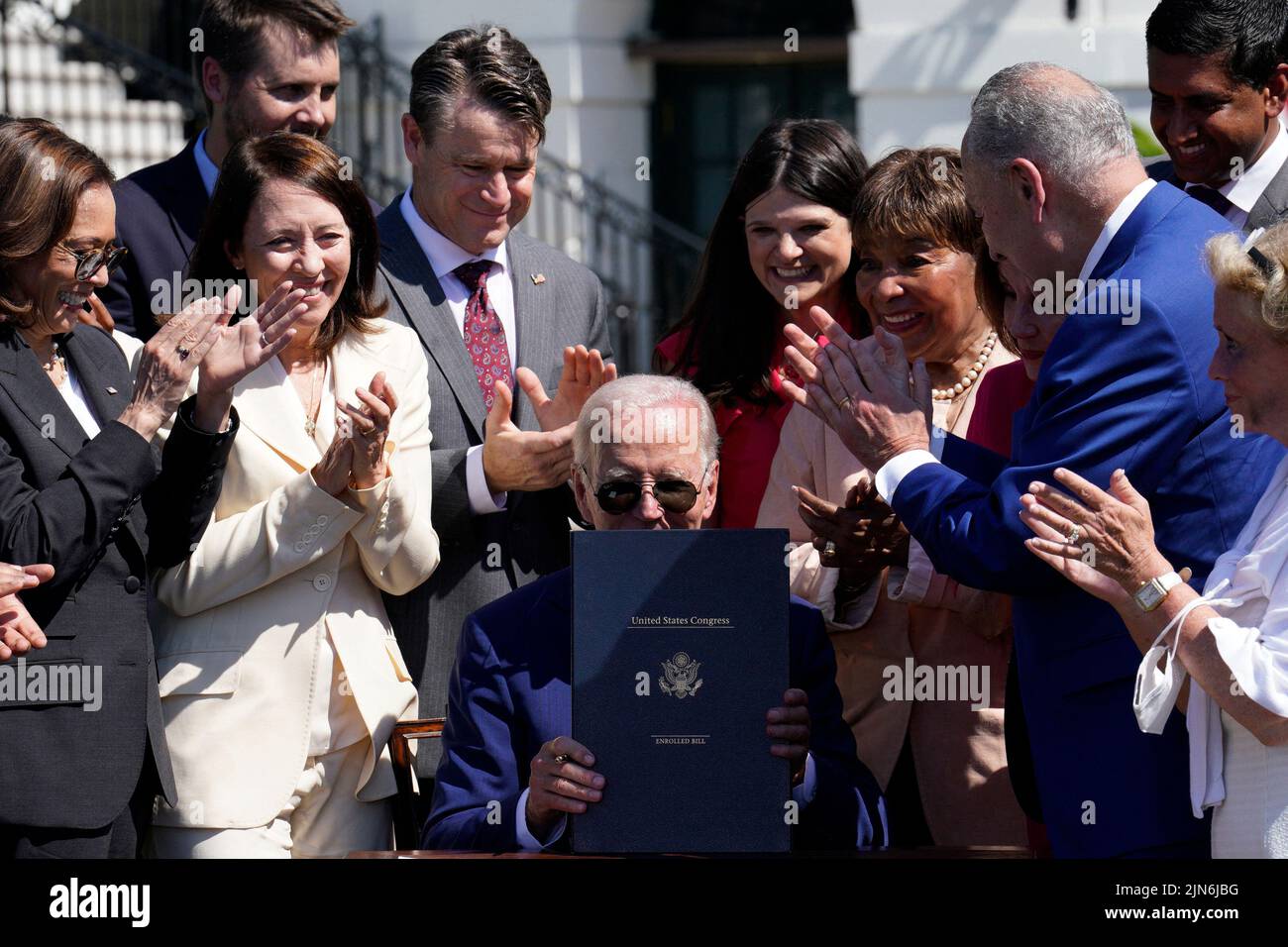El presidente de los Estados Unidos Joe Biden firma la LEY CHIPS and Science Act durante una ceremonia en el South Lawn de la Casa Blanca en Washington el 9 de agosto de 2022. Foto: Yuri Gripas/ABACAPRESS.COM Foto de stock