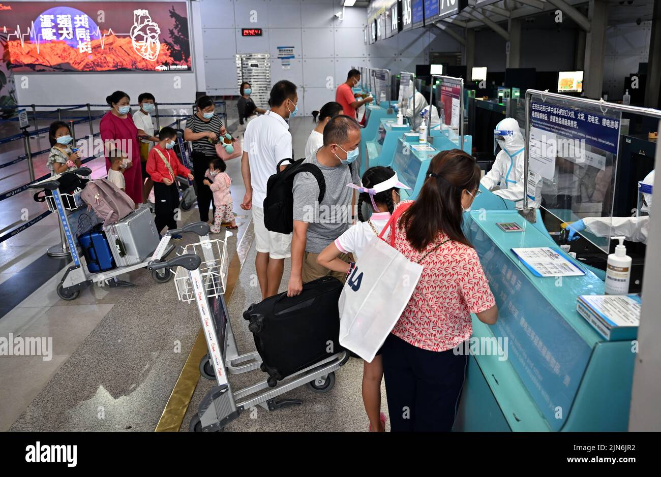 (220809) -- SANYA, 9 de agosto de 2022 (Xinhua) -- Turistas varados se registran en el Aeropuerto Internacional Sanya Phoenix en Sanya, en la provincia de Hainan en el sur de China, el 9 de agosto de 2022. El primer lote de 125 turistas varados en Sanya debido al último resurgimiento de COVID-19 han volado a Xi'an el martes. Las autoridades de Hainan han tomado medidas para organizar viajes de regreso para turistas varados que cumplan con requisitos específicos de control epidémico. (Xinhua/Guo Cheng) Foto de stock