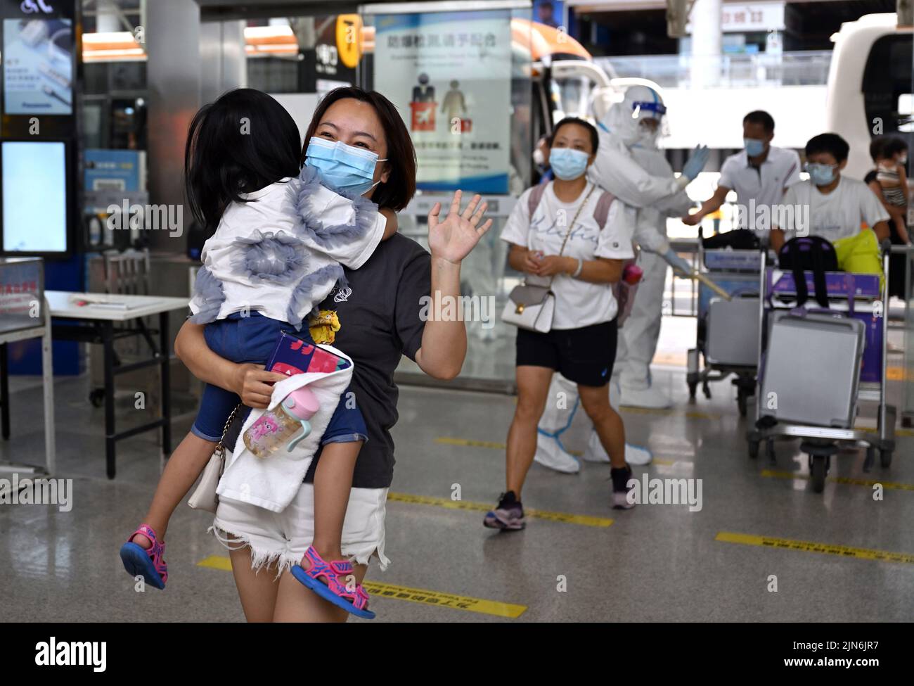 (220809) -- SANYA, 9 de agosto de 2022 (Xinhua) -- Turistas varados se preparan para abordar su vuelo en el Aeropuerto Internacional Sanya Phoenix en Sanya, en la provincia de Hainan, al sur de China, el 9 de agosto de 2022. El primer lote de 125 turistas varados en Sanya debido al último resurgimiento de COVID-19 han volado a Xi'an el martes. Las autoridades de Hainan han tomado medidas para organizar viajes de regreso para turistas varados que cumplan con requisitos específicos de control epidémico. (Xinhua/Guo Cheng) Foto de stock