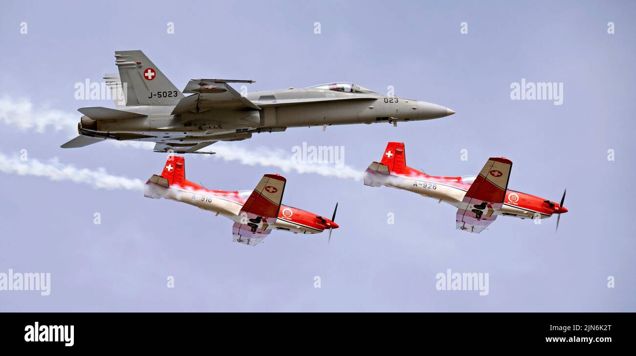 Swiss F18 Hornet y PC7 equipos de exhibición en el Royal International Air Tattoo Foto de stock