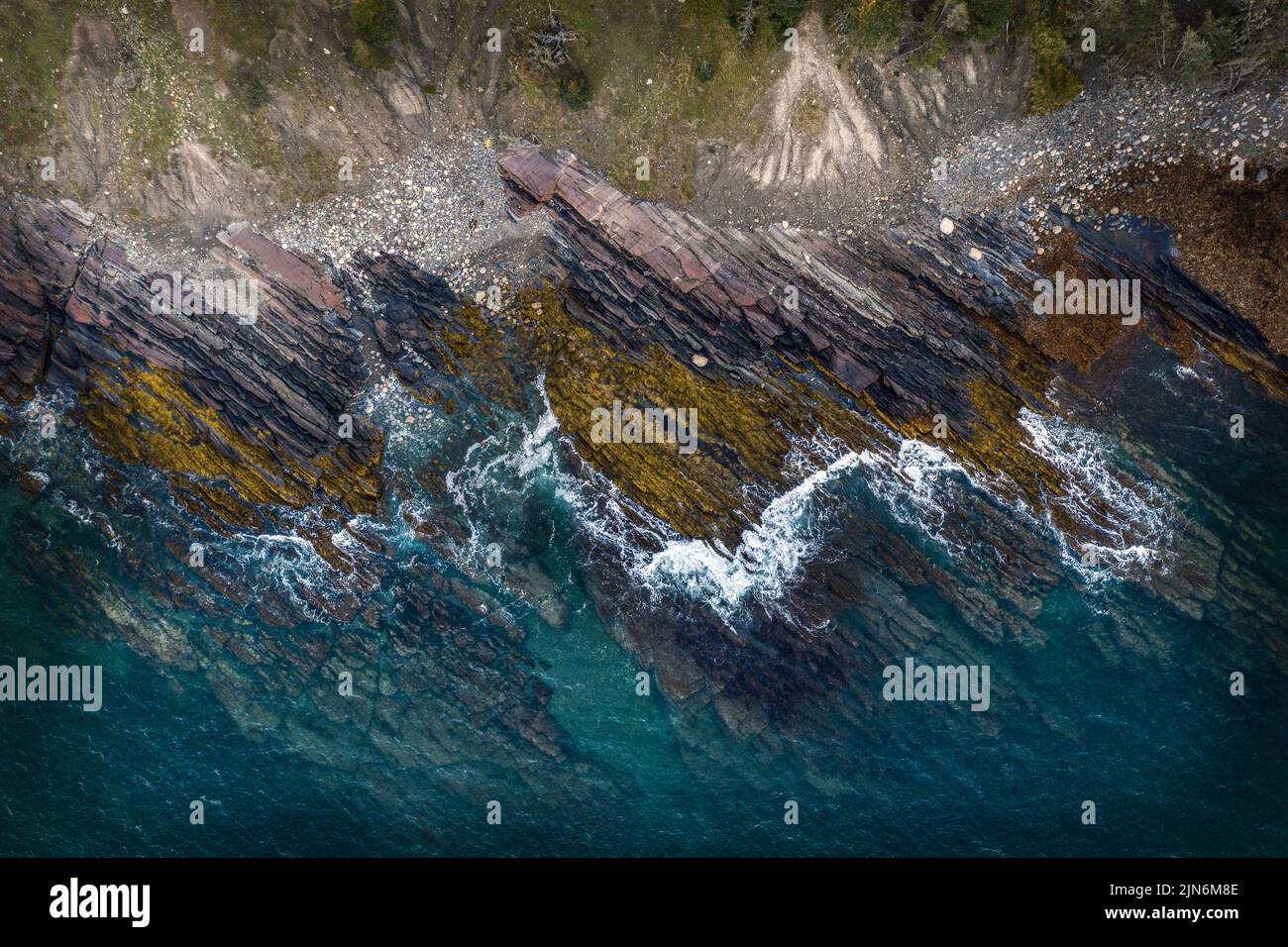 Vista aérea del océano con costa rocosa. Foto de stock