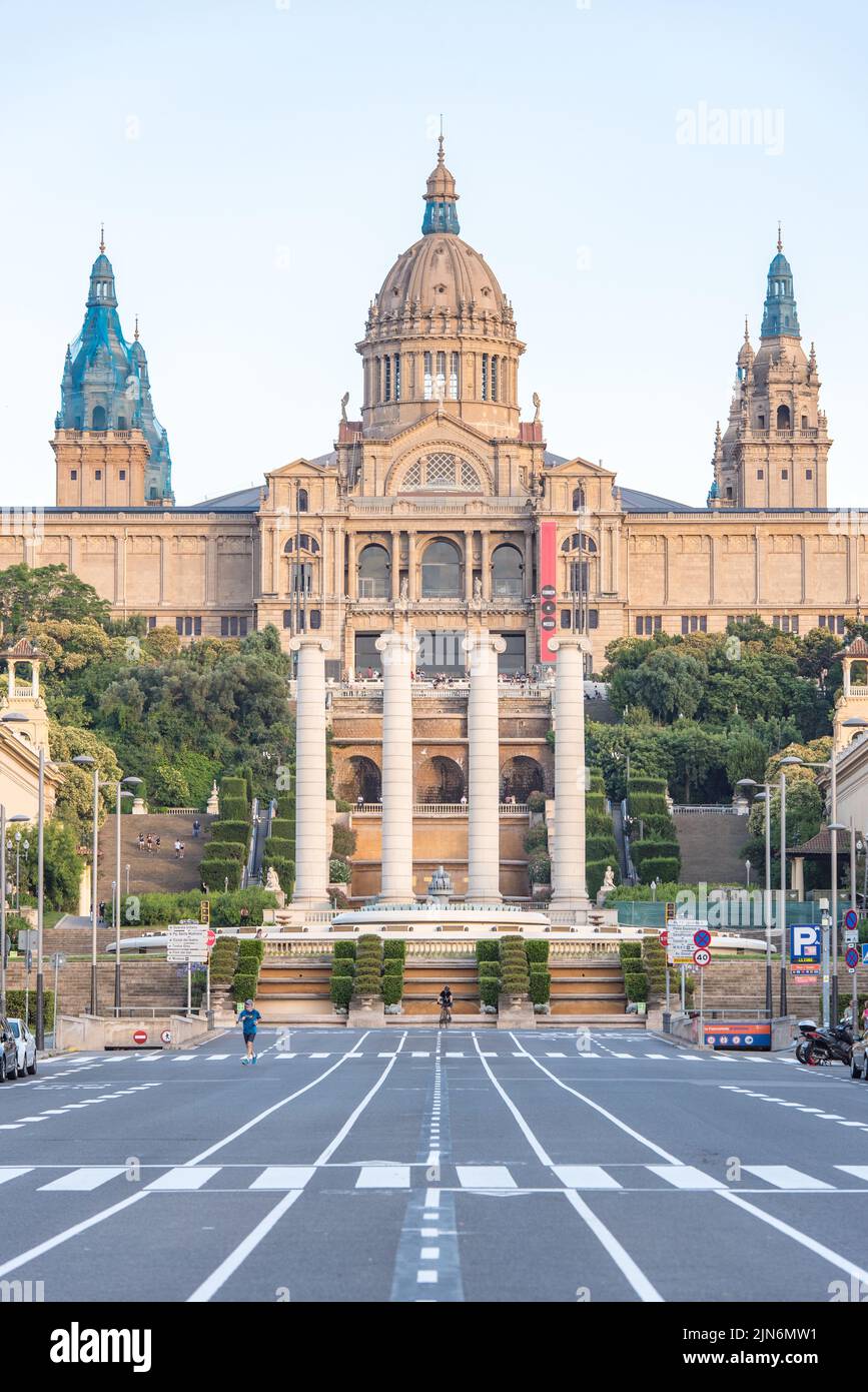Barcelona, España - 27 de junio de 2020 : Palacio Nacional de Barcelona, España. Un palacio público en el Monte Montjuic al final de la explanada-avenida de la qu Foto de stock