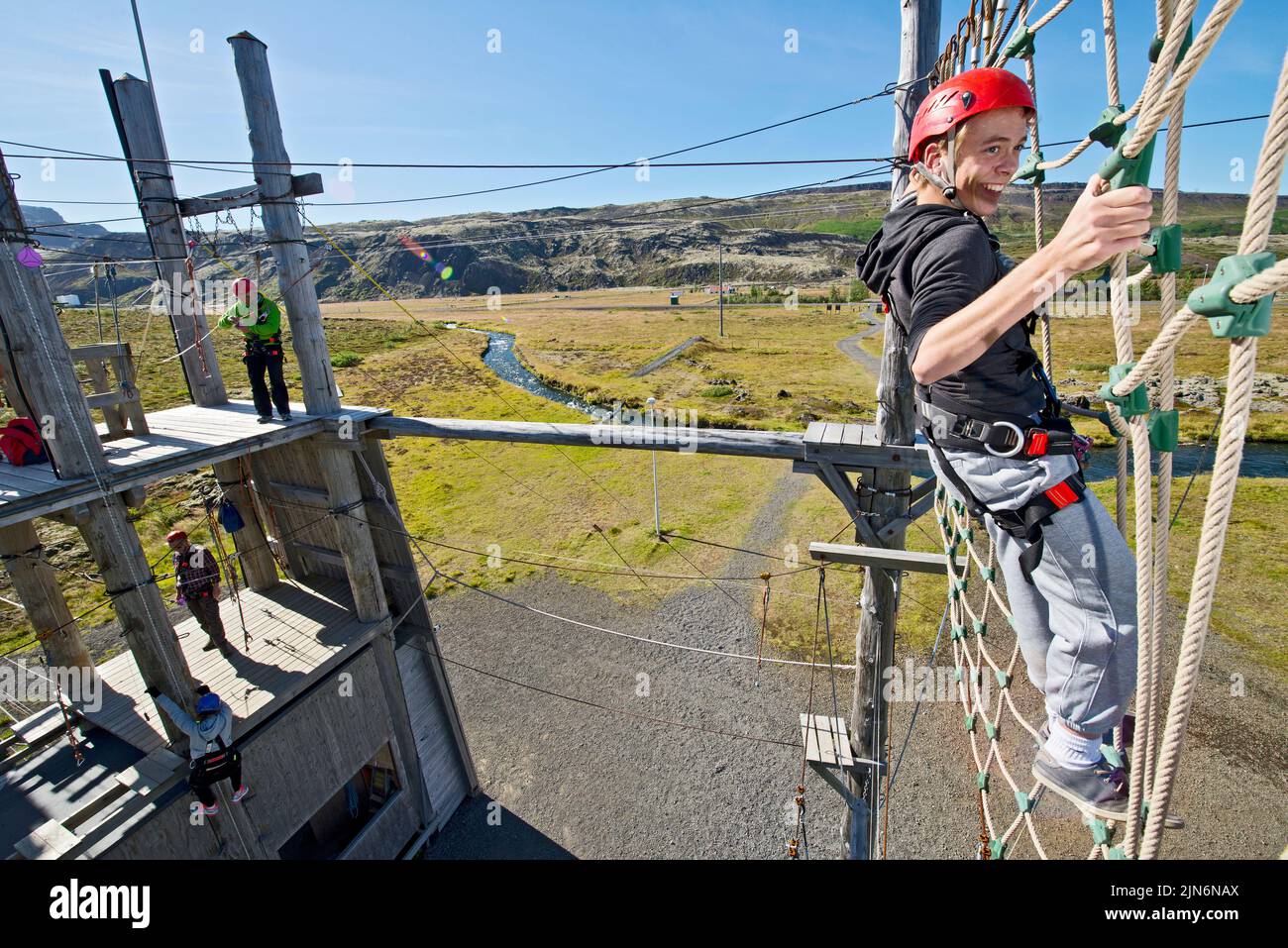 Niño jugando en el campo de alta cuerda de acceso en Islandia Foto de stock