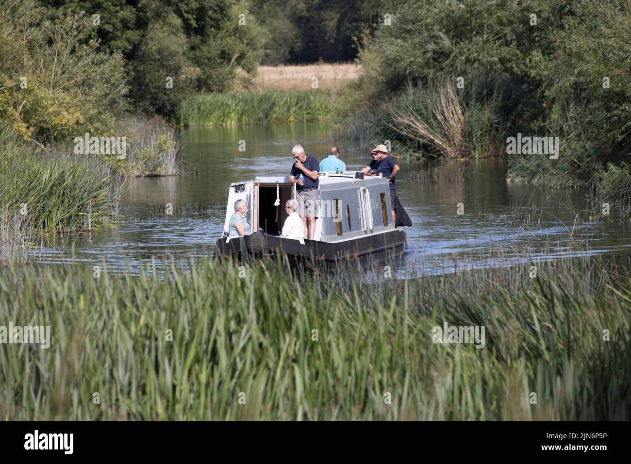 La gente disfruta del crucero en narrowboat en el río Avon Weston en Avon Warkwickshire UK Foto de stock