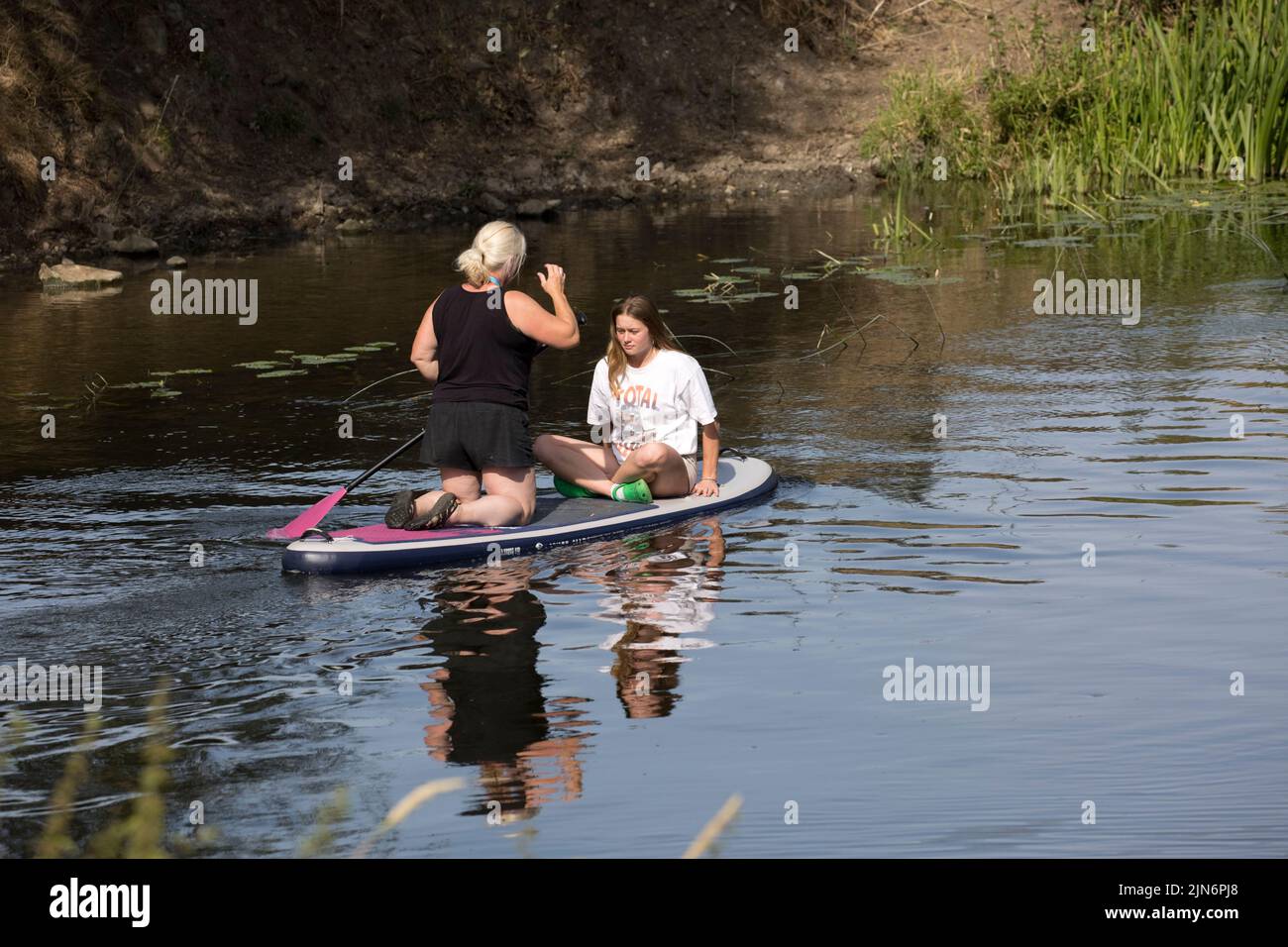 Dos mujeres remaban en el río Avon Weston en Avon Warwkickshire UK Foto de stock
