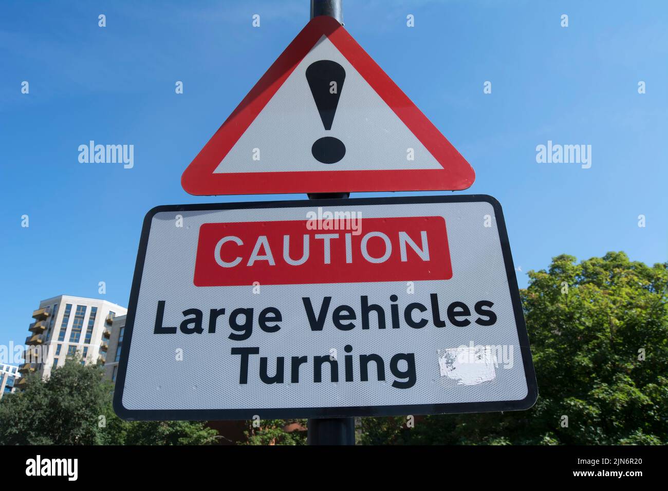 señales de tráfico británicas, un signo de exclamación y una advertencia de grandes vehículos girando, en brentford, londres, inglaterra Foto de stock