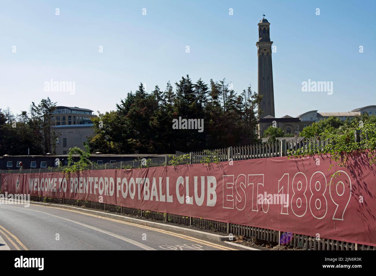 bienvenido a la bandera del club de fútbol de brentford fuera del club, actualmente llamado el estadio de la comunidad gtech, en el oeste de londres, inglaterra Foto de stock