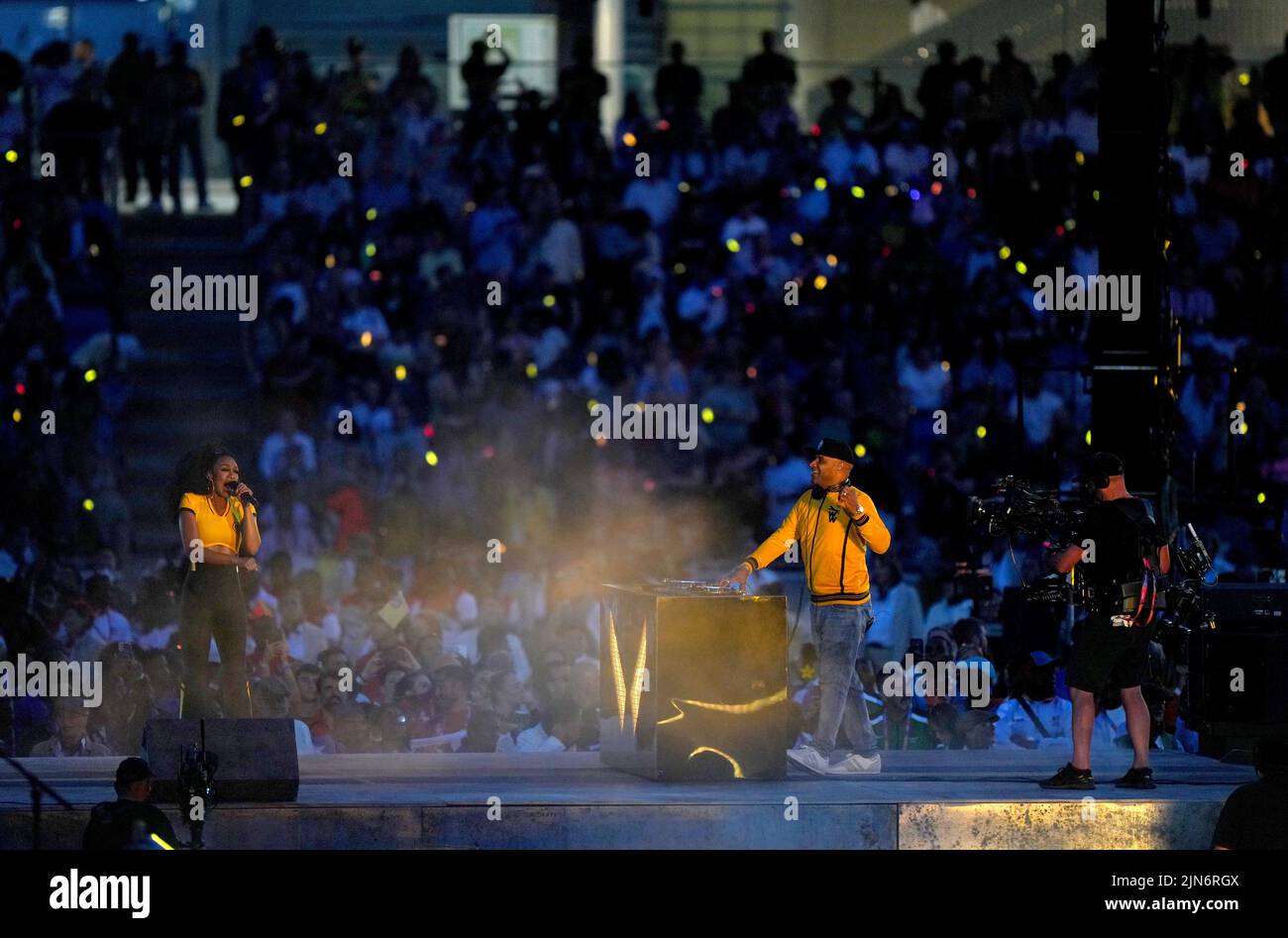 Goldie y Beverley Knight actúan en el escenario durante la Ceremonia de Clausura de los Juegos de la Commonwealth de 2022 en el Alexander Stadium de Birmingham. Fecha de la foto: Lunes 8 de agosto de 2022. Foto de stock
