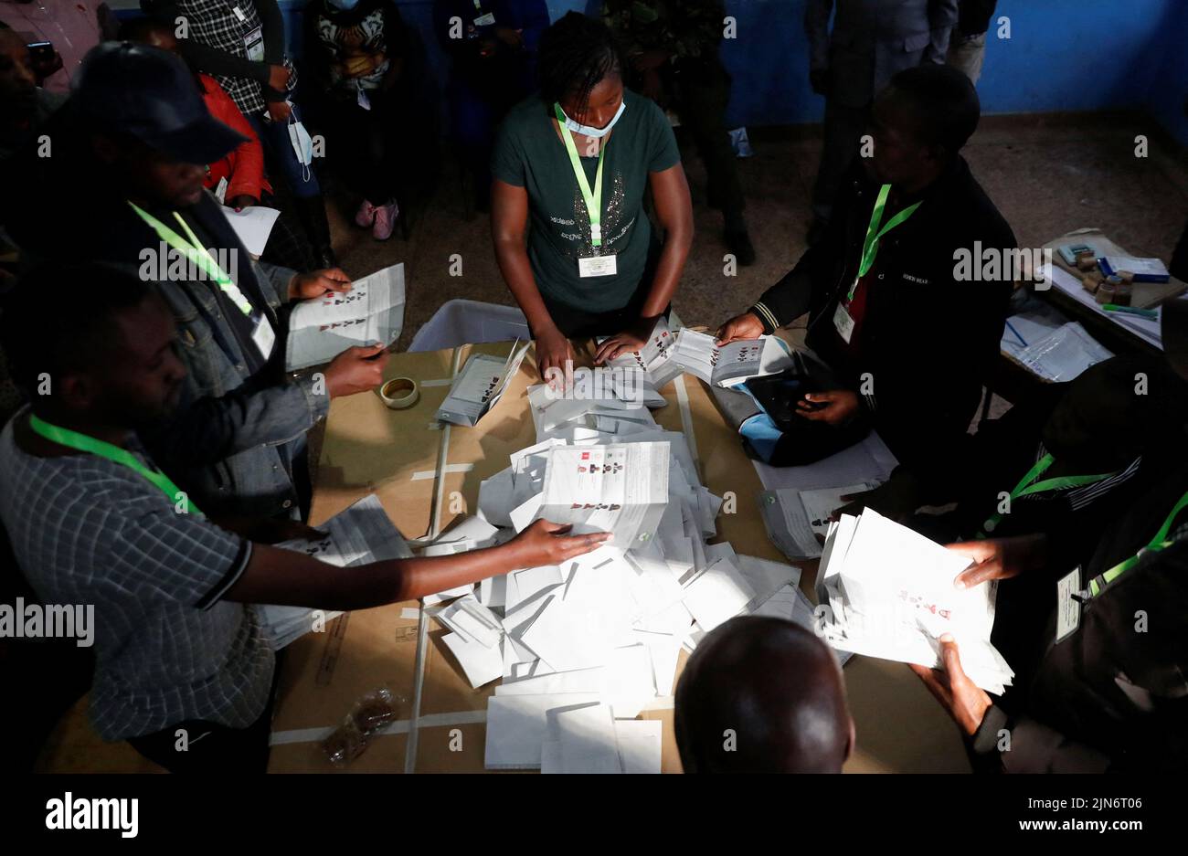 Los funcionarios electorales clasifican las papeletas de votación durante las elecciones generales realizadas por la Comisión Electoral Independiente y de Fronteras (IEBC) al final del proceso de votación en la Escuela Primaria Moi Avenue en Nairobi, Kenia, el 9 de agosto de 2022. REUTERS/Thomas Mukoya Foto de stock