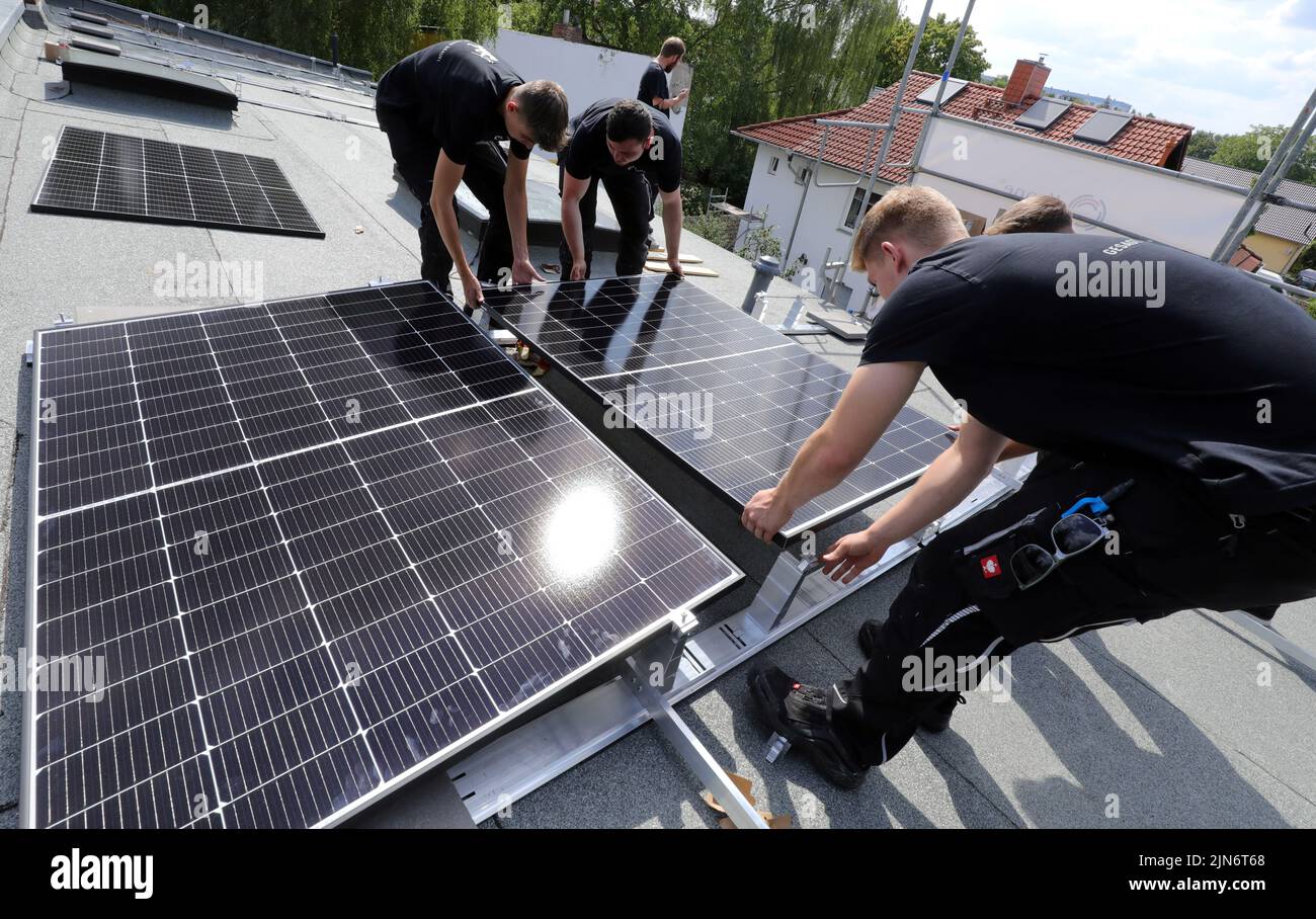 Berlín, Alemania. 09th de Ago de 2022. Los empleados de la empresa de  artesanía Krone instalan paneles solares en el techo de un edificio  residencial en Kaulsdorf. Como parte de un tour