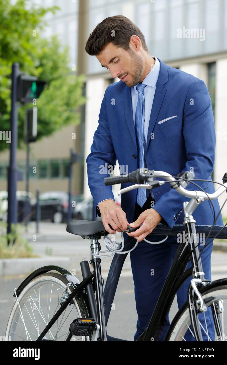 joven su hombre de negocios acoplando su bicicleta Foto de stock
