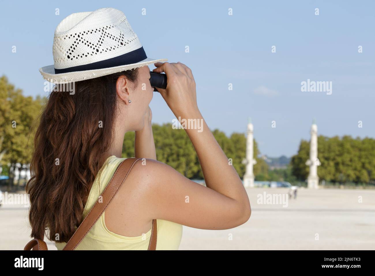 una mujer con prismáticos en la ciudad Foto de stock