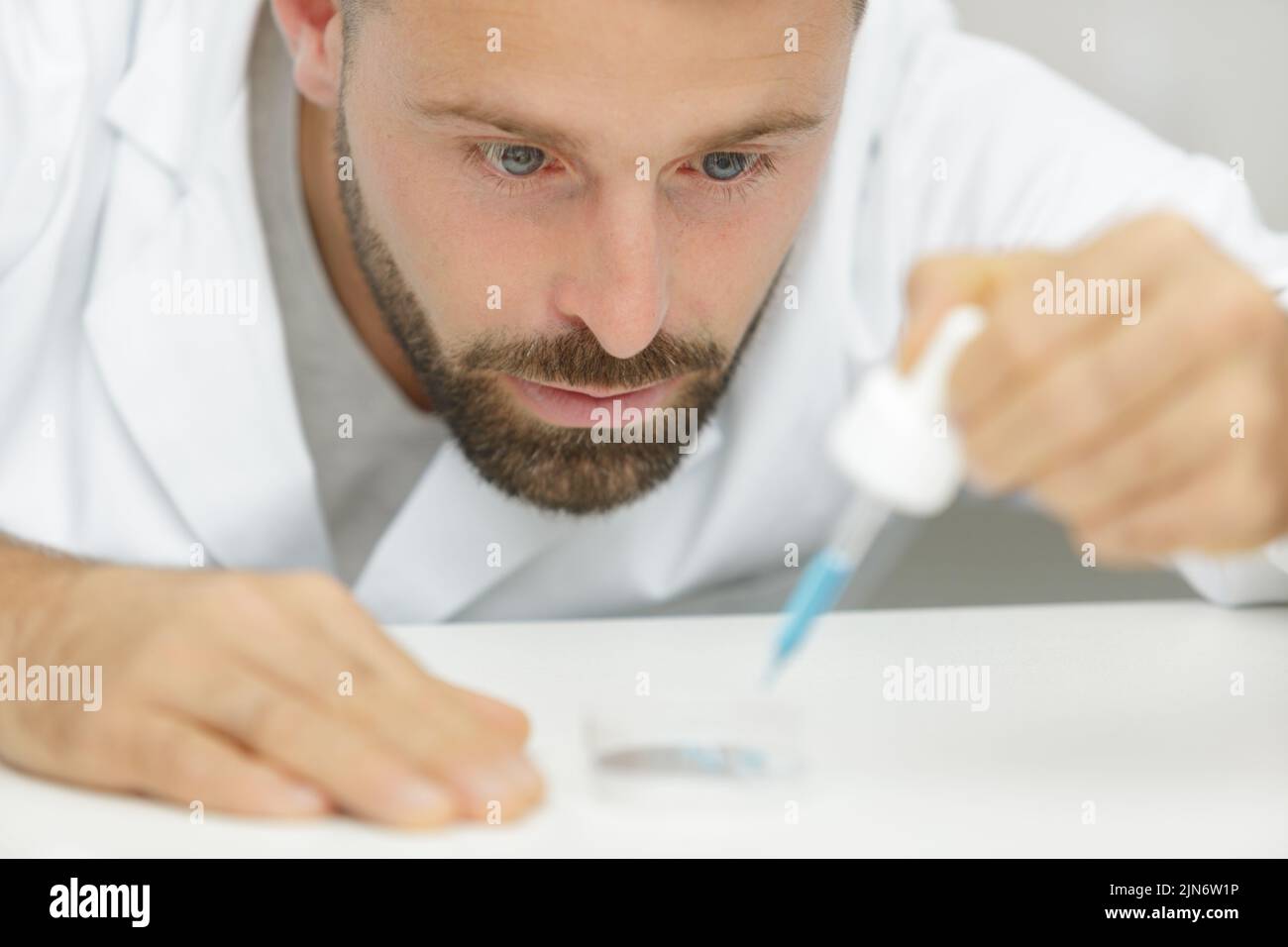retrato de un trabajador de laboratorio con una pipeta Foto de stock