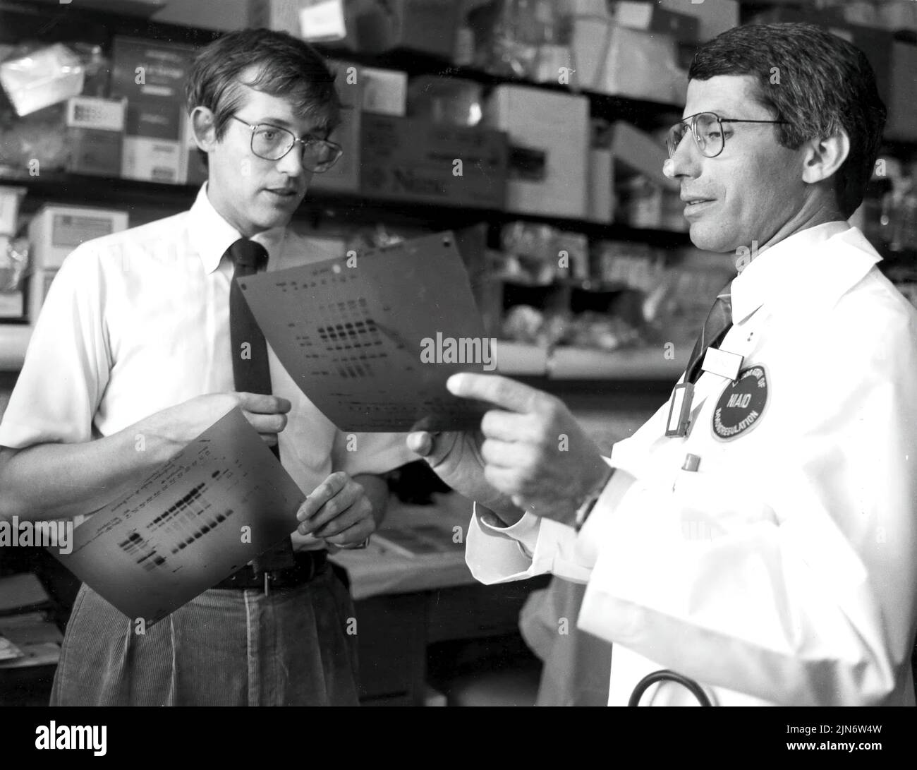 Anthony Fauci y Clifford Lane durante los primeros años de la epidemia de SIDA, los Drs. Anthony Fauci y Clifford Lane analizan datos relacionados con el SIDA en 1987. Crédito: NIAID Foto de stock