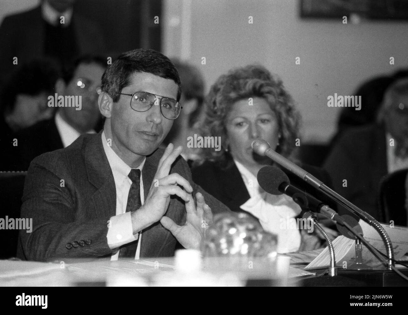 Anthony Fauci en las Audiencias de Asignaciones de la Cámara de Representantes, Dr. Anthony Fauci testificando en una audiencia de asignaciones de la casa en 1987. Crédito: NIAID Foto de stock
