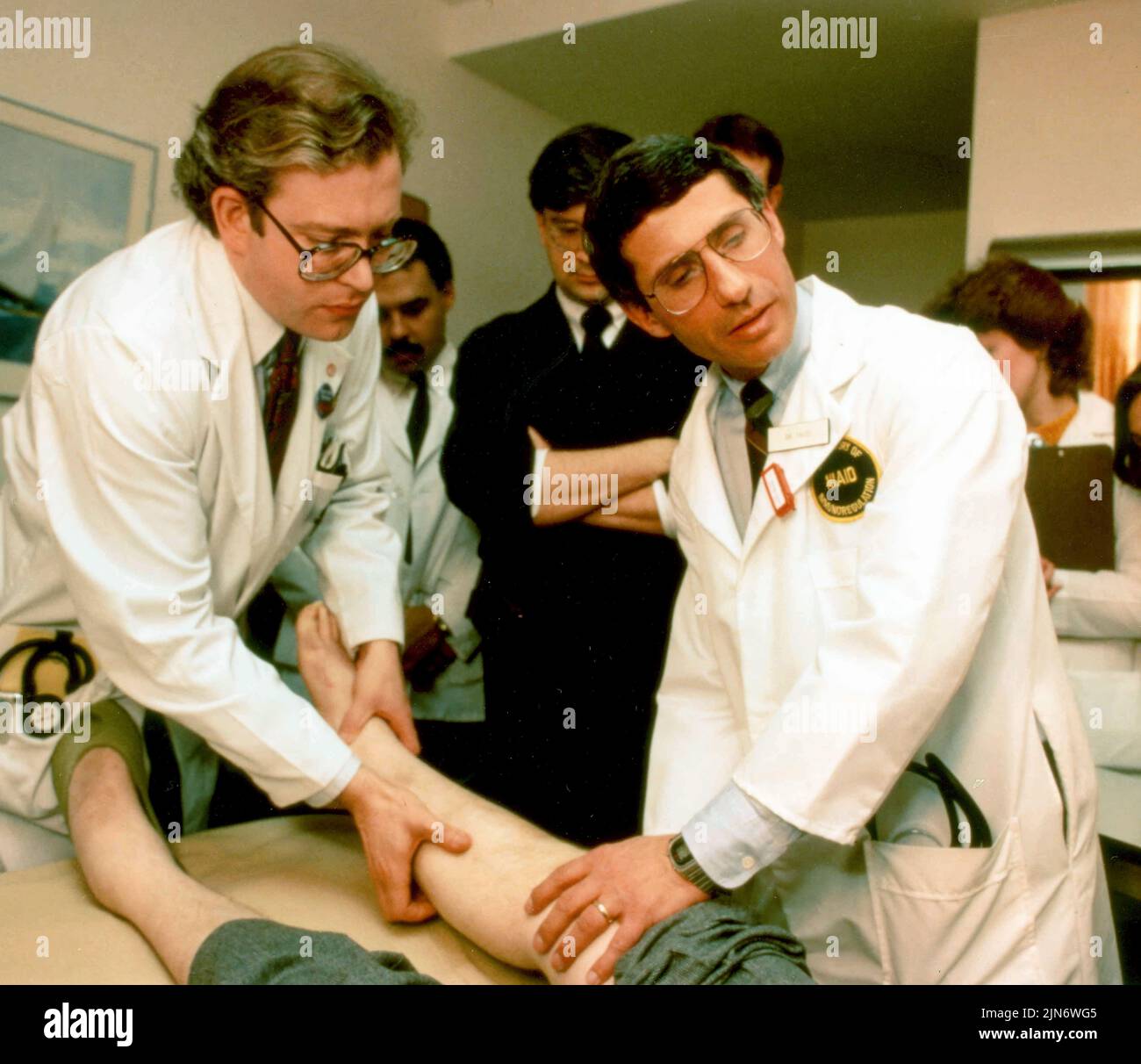 Anthony Fauci durante los primeros años de la epidemia de SIDA El Dr. Anthony Fauci examinó a un paciente de SIDA en los NIH en 1987. Crédito: NIAID Foto de stock