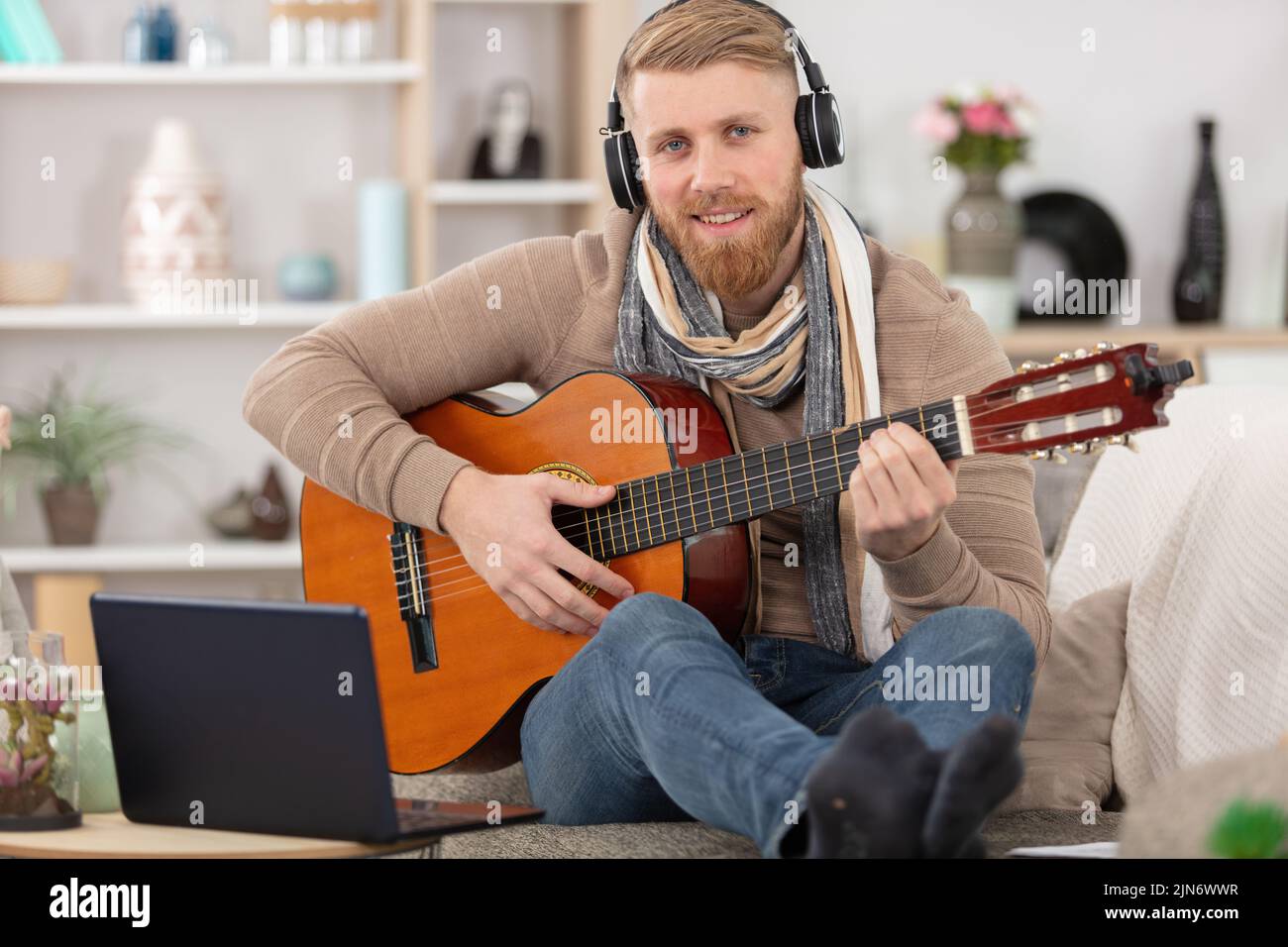 el hombre está aprendiendo a tocar la guitarra Foto de stock