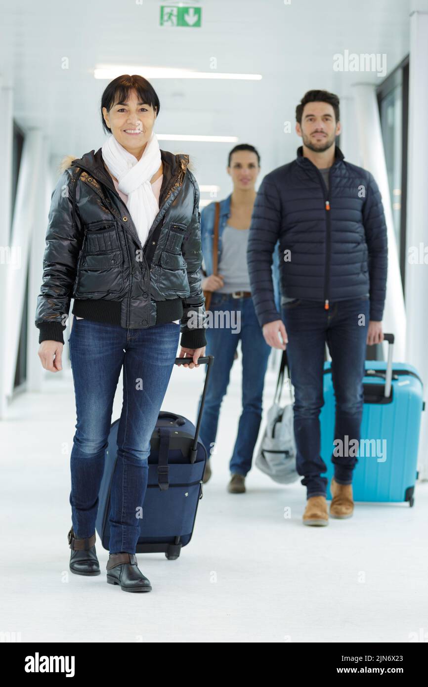 la gente de negocios que viaja caminando por el aeropuerto concourse to gate Foto de stock