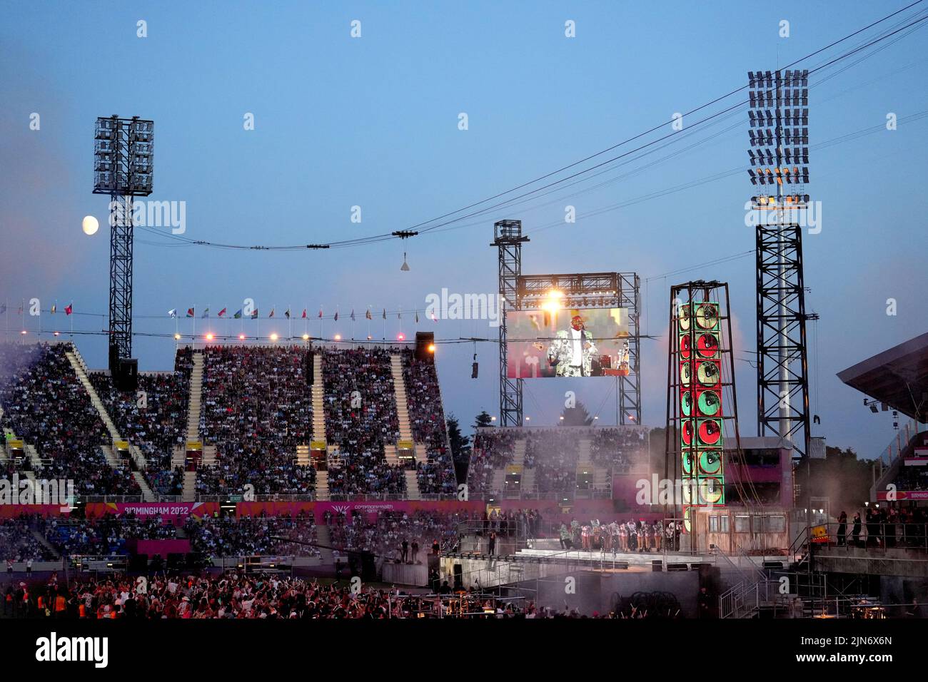 Una visión general de los artistas en el escenario durante la Ceremonia de Clausura de los Juegos de la Commonwealth de 2022 en el Alexander Stadium de Birmingham. Fecha de la foto: Lunes 8 de agosto de 2022. Foto de stock
