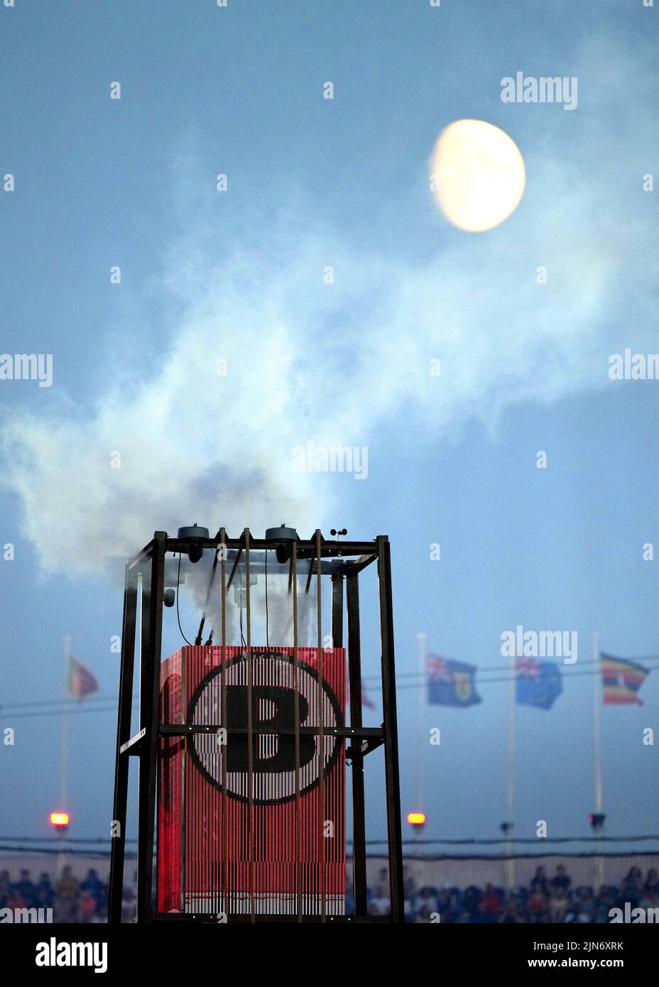 Una vista general de la luna durante la Ceremonia de Clausura de los Juegos de la Commonwealth de 2022 en el Alexander Stadium de Birmingham. Fecha de la foto: Lunes 8 de agosto de 2022. Foto de stock
