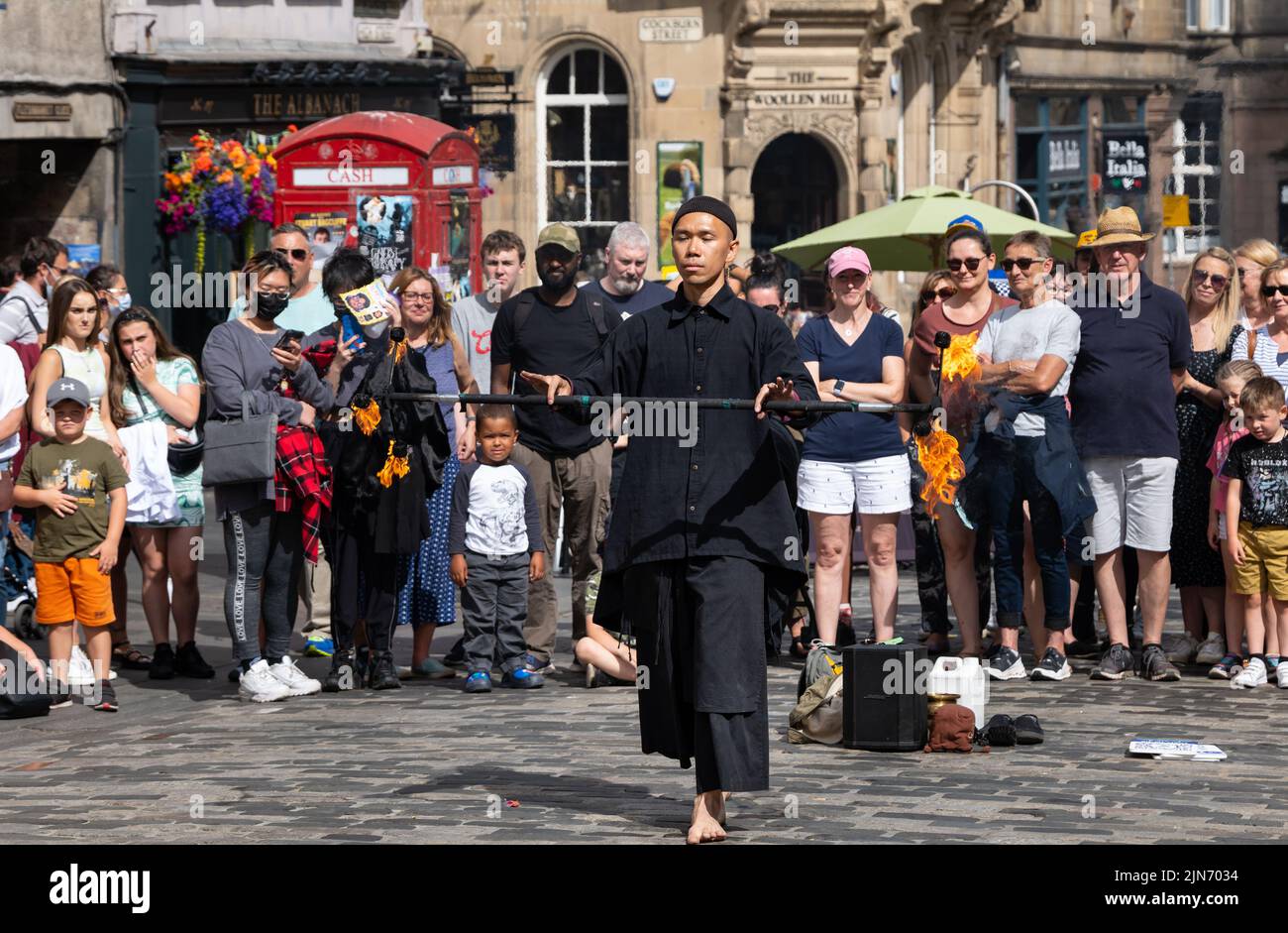 Royal Mile, Edimburgo, Escocia, Reino Unido, 9th de agosto de 2022. Festival de Edimburgo Fringe Street PERFORMER: Un hombre actúa para la multitud al sol jugando con fuego. Crédito: Sally Anderson/Alamy Live News Foto de stock
