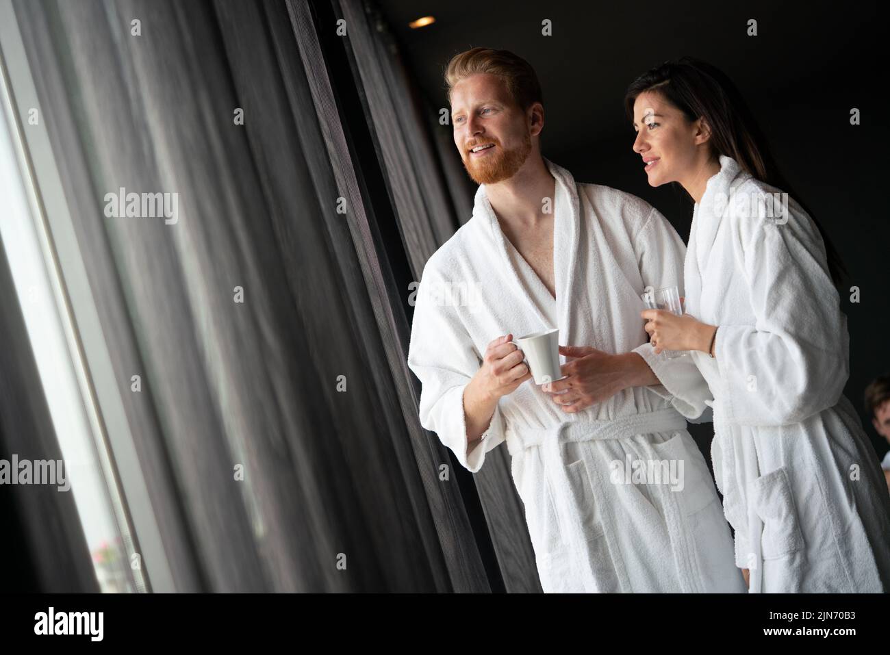 Feliz pareja relajante en el Wellness Spa Resort Foto de stock