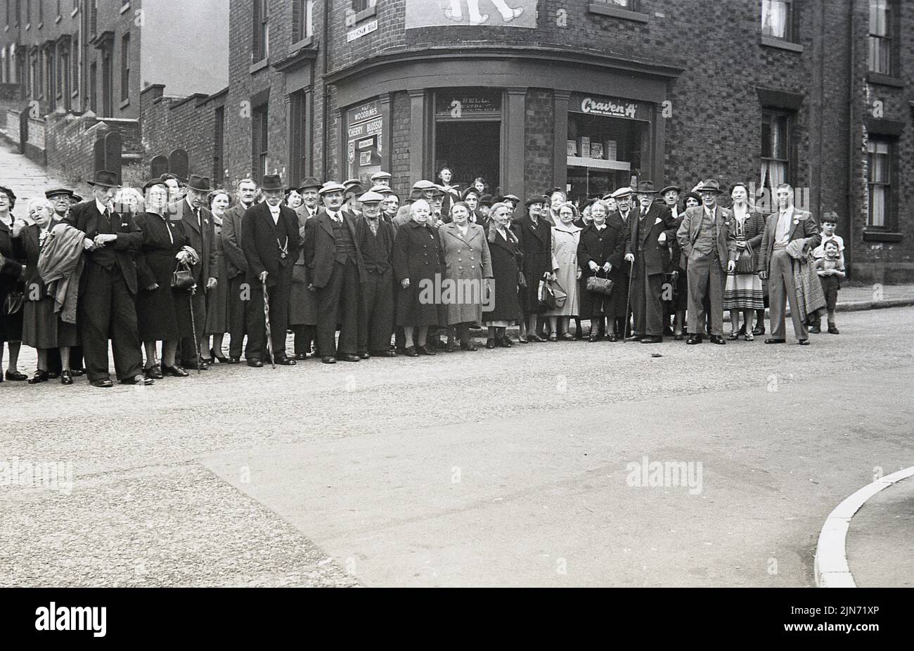1950s h, histórico, viaje en autobús, de Sheffield a Tokay Express, Inglaterra, Reino Unido. Los pasajeros hacen cola en la calle para hacer una foto antes del viaje hacia el sur hasta la localidad costera de Torquay. Foto de stock