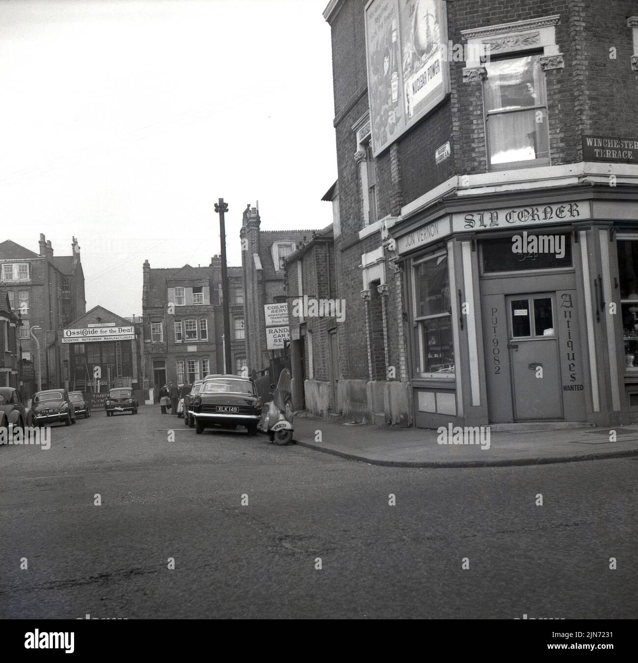 1960s, vista histórica fmor esta era de la esquina de Ruvigny Garden y Winchester Terrace, Putney, South-West London, Inglaterra. REINO UNIDO. Foto de stock