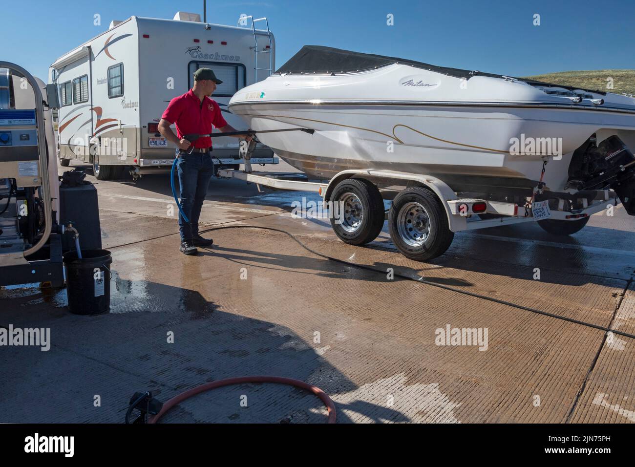 Evanston, Wyoming - Un empleado del Departamento de Caza y Pesca de Wyoming inspecciona y descontamina embarcaciones en una estación de inspección obligatoria a lo largo de t Foto de stock