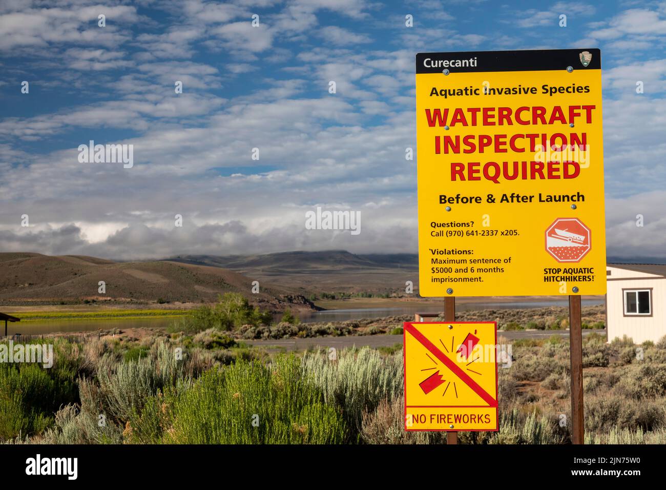 Gunnison, Colorado - Un cartel en el Área Nacional de Recreación Curecanti advierte a los navegantes que se requieren inspecciones para especies invasoras en Blue Mesa Reserv Foto de stock