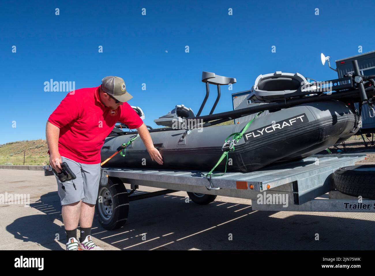Evanston, Wyoming - Un empleado del Departamento de Caza y Pesca de Wyoming inspecciona embarcaciones en una estación de inspección obligatoria a lo largo de la frontera de Utah. El Foto de stock