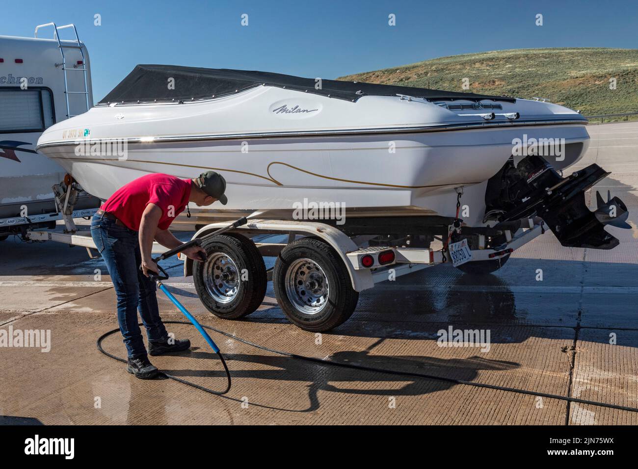 Evanston, Wyoming - Un empleado del Departamento de Caza y Pesca de Wyoming inspecciona y descontamina embarcaciones en una estación de inspección obligatoria a lo largo de t Foto de stock