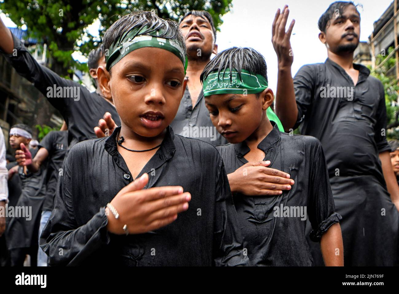 Los niños musulmanes chiítas golpearon sus pechos durante la procesión de Muharram en Kolkata. Muharram es el primer mes del calendario islámico y Ashura es el décimo día del mes de Muharram en el que se celebra la conmemoración del martirio del imán Hussain, nieto del profeta Mahoma (PBUH), durante la batalla de Karbala. Es parte del duelo por los musulmanes chiítas y un día de ayuno para los musulmanes sunitas que se observa en todo el mundo. Foto de stock