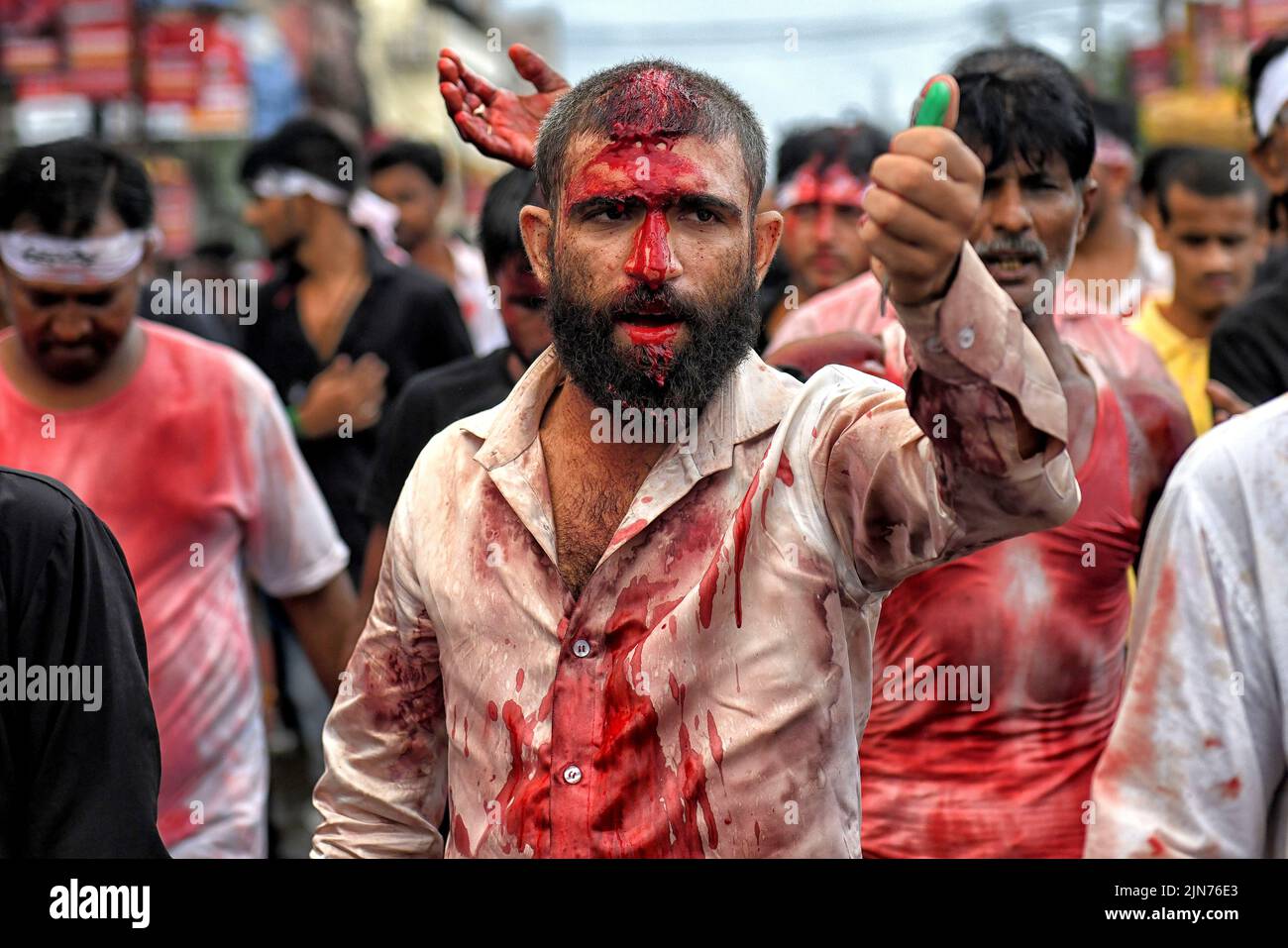 (NOTA DEL EDITOR: La imagen contiene contenido gráfico.) Los musulmanes chiítas cubiertos de sangre golpearon sus pechos y cabezas con espadas y espadas durante la procesión de Muharram en Kolkata. Muharram es el primer mes del calendario islámico y Ashura es el décimo día del mes de Muharram en el que se celebra la conmemoración del martirio del imán Hussain, nieto del profeta Mahoma (PBUH), durante la batalla de Karbala. Es parte del duelo por los musulmanes chiítas y un día de ayuno para los musulmanes sunitas que se observa en todo el mundo. Foto de stock