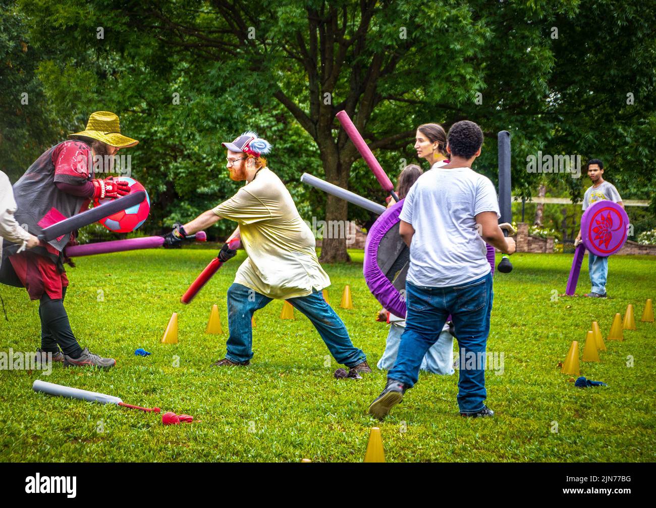 07 30 2022 Tulsa OK USA Club de Combate Medieval participando en la batalla de práctica en el parque Foto de stock