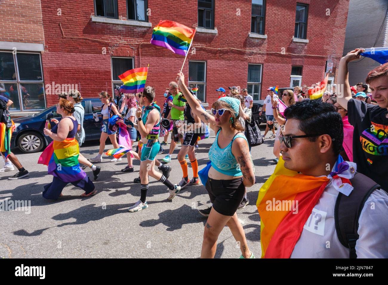 Montreal, CA - 7 de agosto de 2022: Muchas personas participan en la marcha espontánea del orgullo gay después de que el desfile oficial del orgullo fuera cancelado Foto de stock