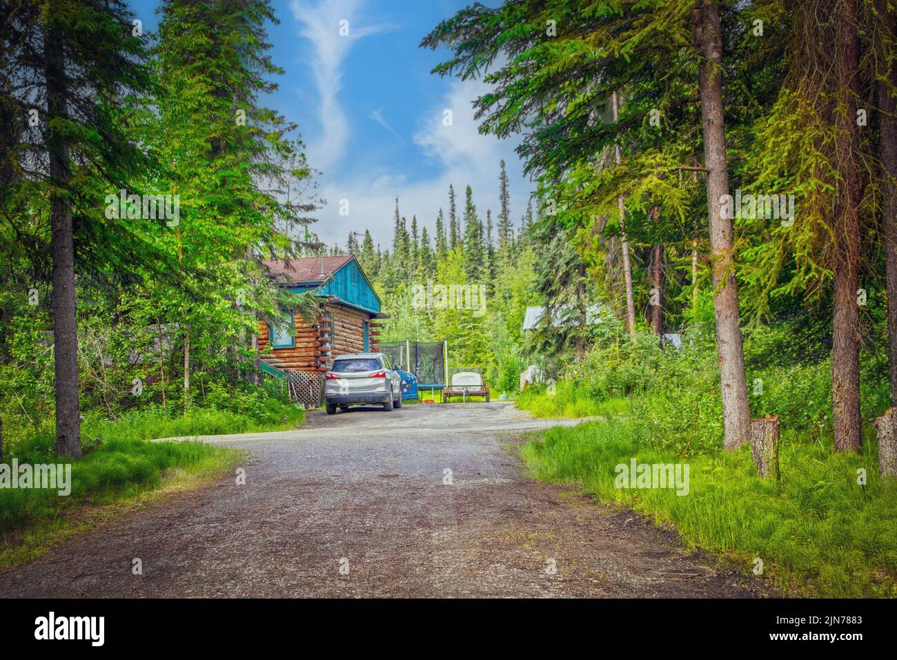 Suburbios de Fairbanks Alaska - Cabaña de madera en el bosque en los límites de la ciudad, típico de donde viven muchos residentes en esa área Foto de stock