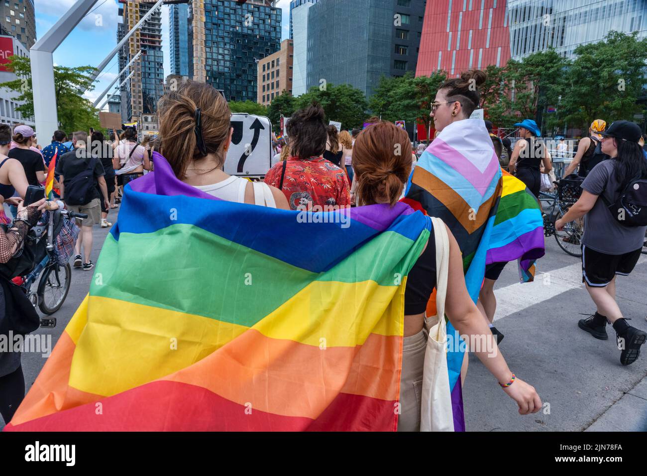 Montreal, CA - 7 de agosto de 2022: Muchas personas participan en la marcha espontánea del orgullo gay después de que el desfile oficial del orgullo fuera cancelado Foto de stock