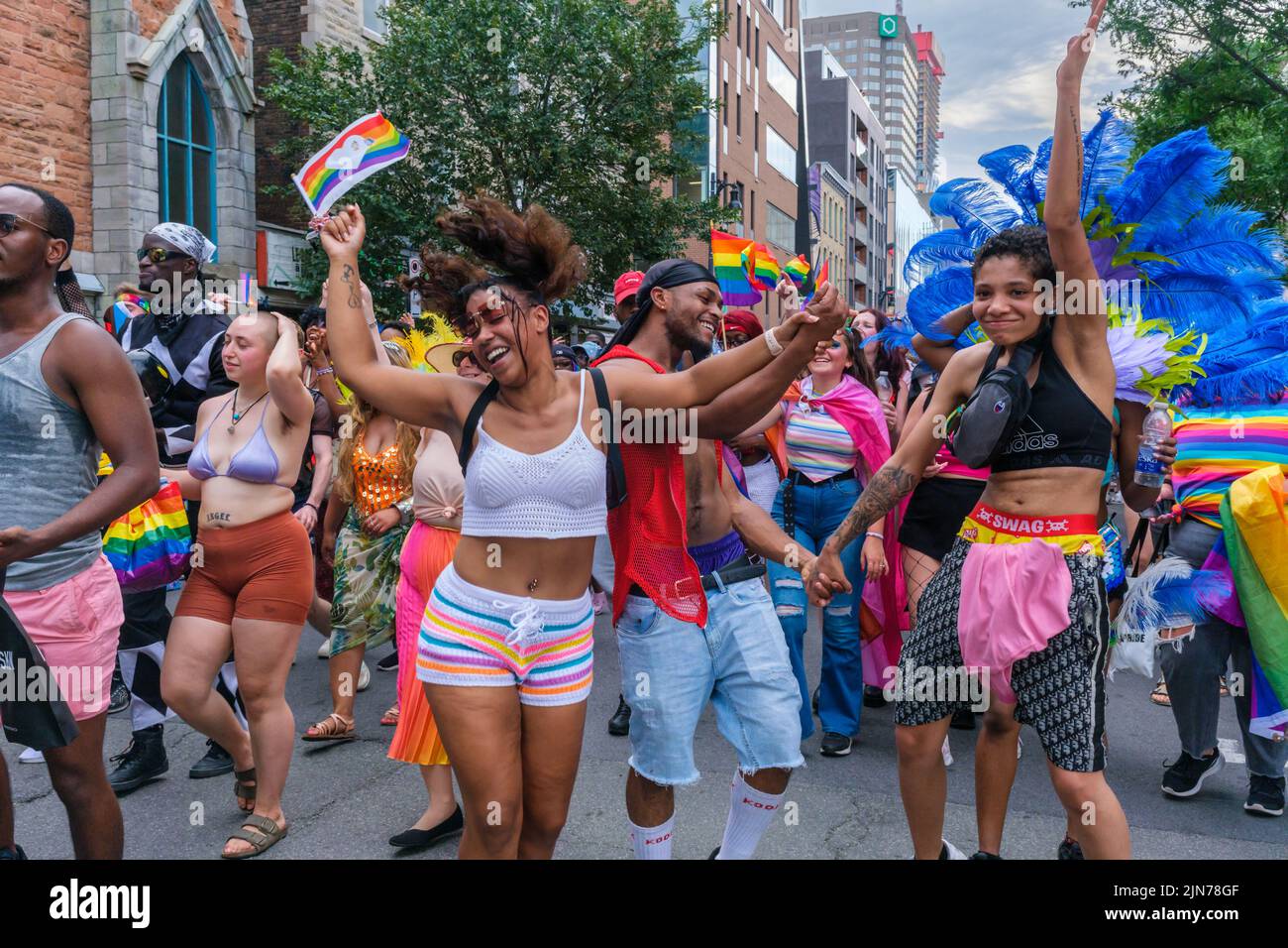 Montreal, CA - 7 de agosto de 2022: Jóvenes bailando durante la marcha espontánea del orgullo gay después de que el desfile oficial del orgullo fuera cancelado Foto de stock