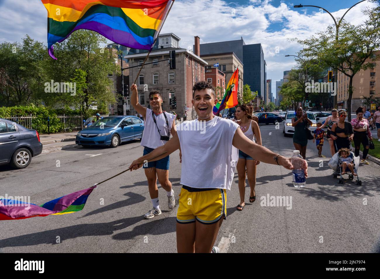 Montreal, CA - 7 de agosto de 2022: Un joven participa en una marcha espontánea del orgullo gay después de que el desfile oficial del orgullo fuera cancelado Foto de stock